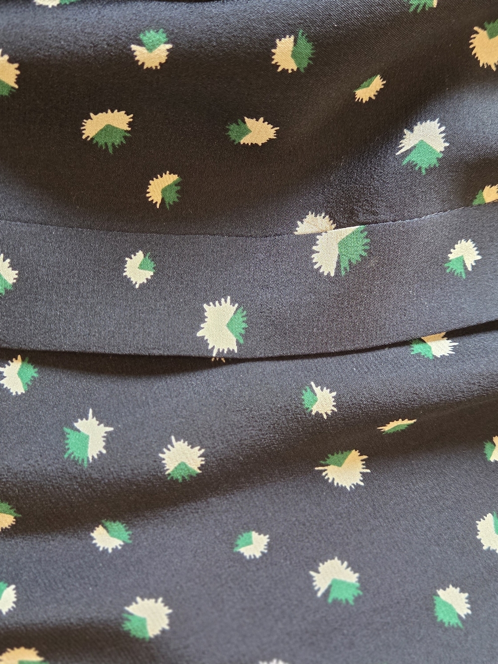 Marc by Marc Jacobs 100% Silk Tie Neck Blouse Size 4 Navy Green Print - Picture 5 of 5